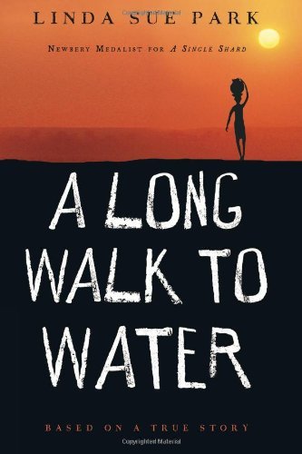 A Long Walk to Water: Based on a True Story Buchen