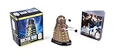 Doctor Who: Dalek Collectible Figurine and Illustrated Book livre