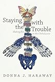 Staying with the Trouble: Making Kin in the Chthulucene (Experimental Futures) (English Edition) livre