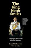 The King Never Smiles: A Biography of Thailand's Bhumibol Adulyadej livre
